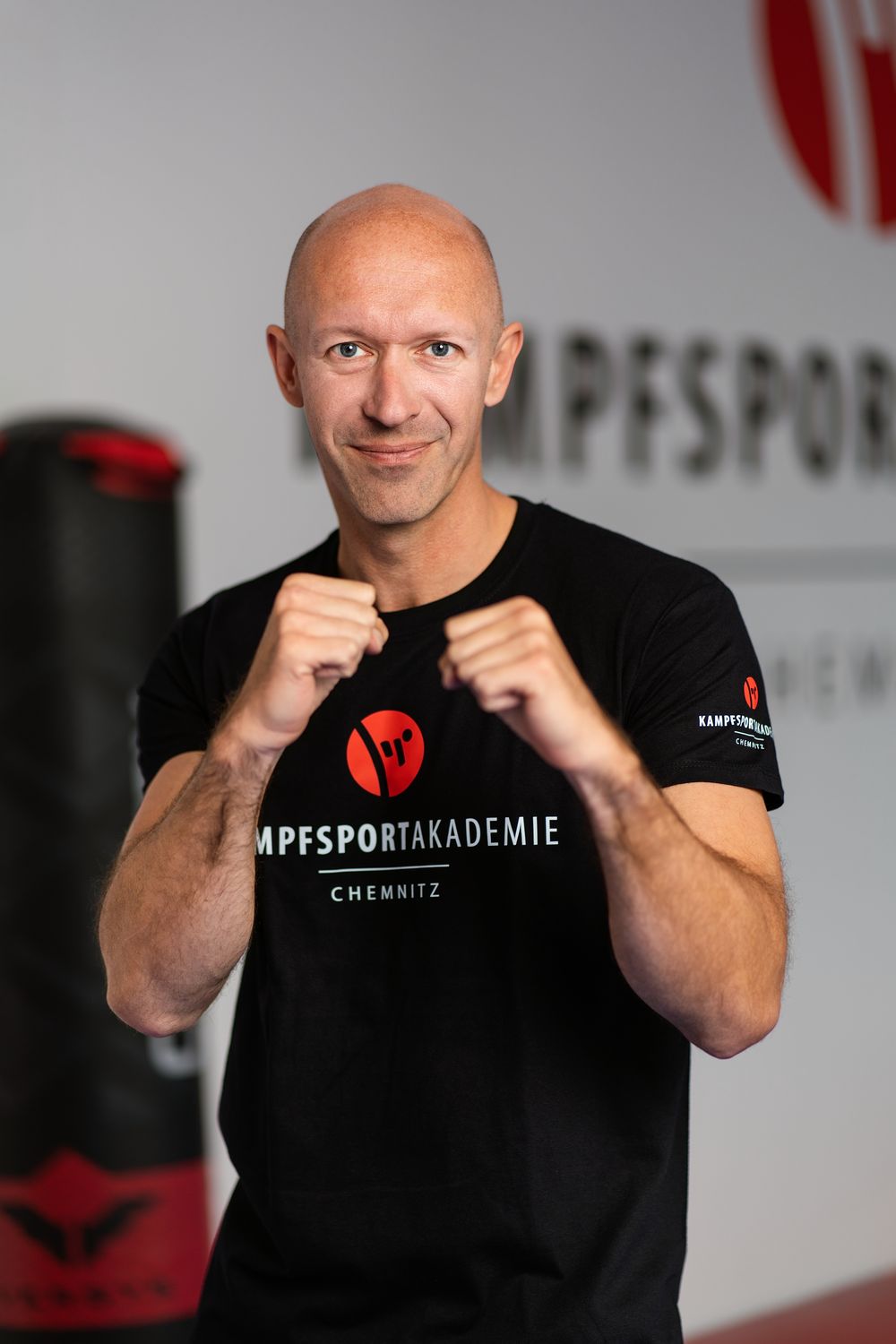 Trainer Torsten Fischer begrüßt zum Probetraining