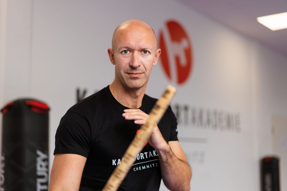 Torsten Fischer mit Trainingsstock (Panantukan / Stockkampf)